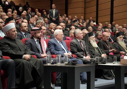 الرئيس الفلسطيني محمود عباس والعاهل الأردني الملك عبد الله الثاني وولي العهد الأردني ولي العهد يحضران احتفالات الكنائس بمناسبة عيد الميلاد ، في عمان ، الأردن يوم 18 ديسمبر عام 2018.