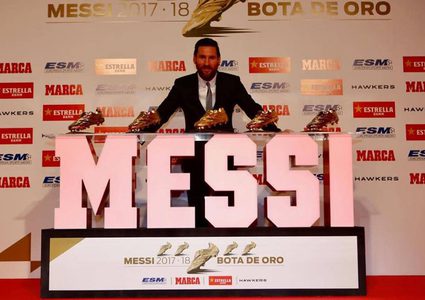 ليونيل ميسي يتسلم جائزة الحذاء الذهبي
