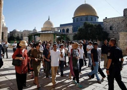 مستوطنون يقتحمون الأقصى بحراسة قوات الاحتلال