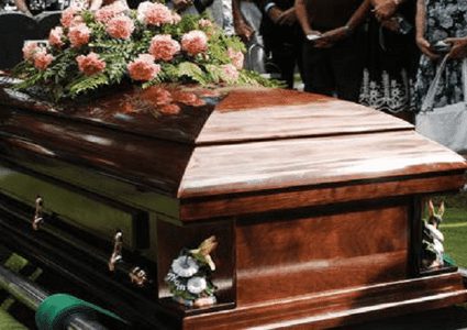 أصوات من داخل تابوت توقف مراسم الدفن!