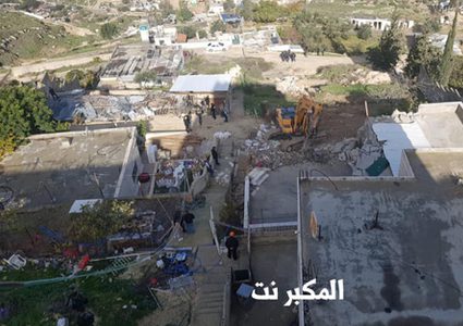 قوات الاحتلال تهدم منزلا بجبل المكبر
