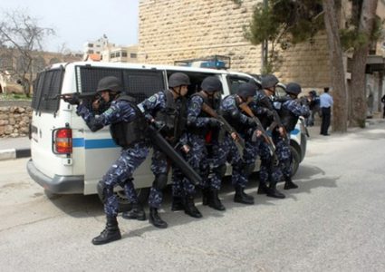 القبض على ثلاثة مسلحين في السواحرة سطوا على مركبة مواطن