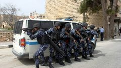 القبض على ثلاثة مسلحين في السواحرة سطوا على مركبة مواطن