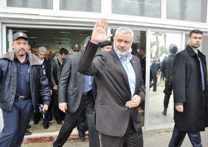 هنية يغادر غزة عبر معبر رفح في جولة خارجية تبدأ من موسكو