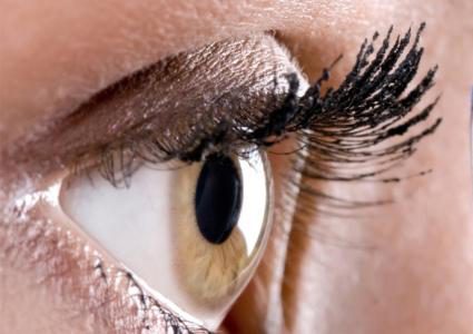 ما هي خطورة وضع العدسات اللاصقة أثناء النوم؟