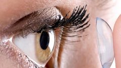 ما هي خطورة وضع العدسات اللاصقة أثناء النوم؟
