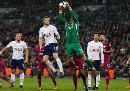 تغريم مشجع كرة قدم بسبب قشرة موز