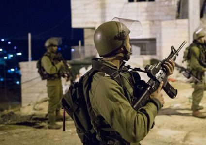 اصابة 3 واعتقال 2 آخرين خلال اقتحام المخيم