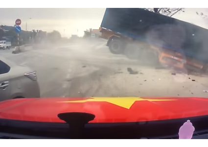 نجاة سيدة ورضيعها من حادث مروع (فيديو)