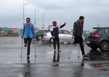 الفلسطينيون الذين بترت ساقاهم خلال احتجاج ضد القوات الإسرائيلية ، ساروا في ميناء غزة البحري في يوم ممطر في مدينة غزة في 20 ديسمبر ، 2018.
