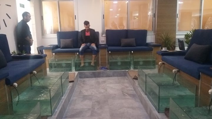 "السمك" وسيلة جديدة للترفيه والعلاج في غزة