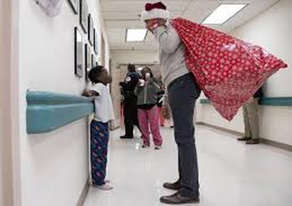 باراك أوباما بدور "بابا نويل" ليسعد الأطفال المرضى