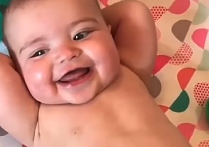 مداعبة الرضيع تخفف من نشاط دماغه المرتبط بالألم