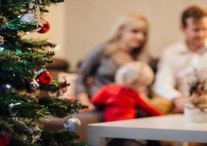 طفلة تتلقى هدايا الميلاد من جارها لـ 14 سنة بعد وفاته!