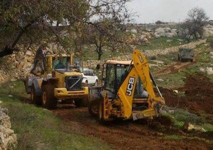 مستوطنون يجرفون أراضي لصالح شارع استيطاني