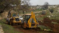 مستوطنون يجرفون أراضي لصالح شارع استيطاني