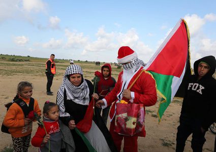 "بابا نويل" يشارك في مسيرات العودة ويوزع هدايا شرق قطاع غزة