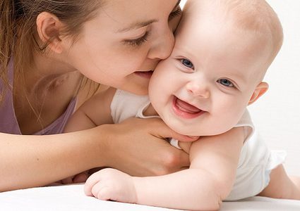 مداعبة الرضيع تخفف من نشاط دماغه المرتبط بالألم !