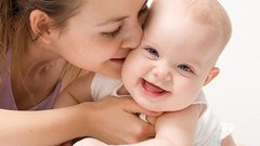 مداعبة الرضيع تخفف من نشاط دماغه المرتبط بالألم !