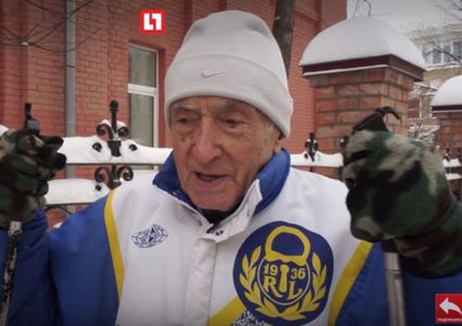 عمره 93 عاما.. روسي يحرز لقبا عالميا في السباحة!