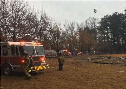 تحطم طائرة في ملعب لكرة القدم في أمريكا (فيديو)