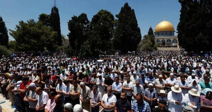 الآلاف يؤدون صلاة "الجمعة" في "الأقصى"