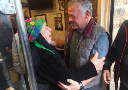 العاهل الأردني برفقة أبنائه يتناولون "الفلافل" في شوارع عمان