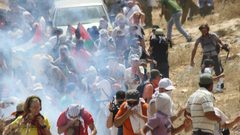 الاحتلال يقمع مسيرة بلعين الاسبوعية