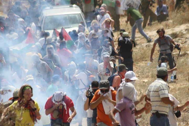 الاحتلال يقمع مسيرة بلعين الاسبوعية