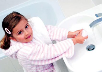 الصابون ومستحضرات التجميل... والبلوغ المبكر لدى الفتيات