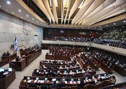 باريس.. صحيفة تطرد صحفيا مصريا بعد زيارته الكنيست الاسرائيلي