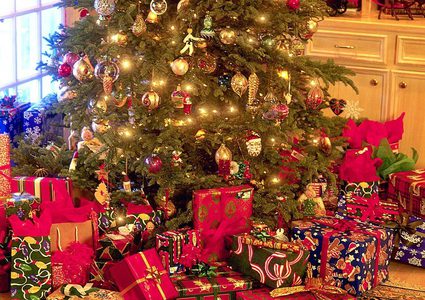 شجرة عيد الميلاد "الكريسماس" والرموز المستخدمة في تزينها