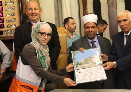 ادعيس وحميد يكرمان 1400 يتيم في بيت لحم