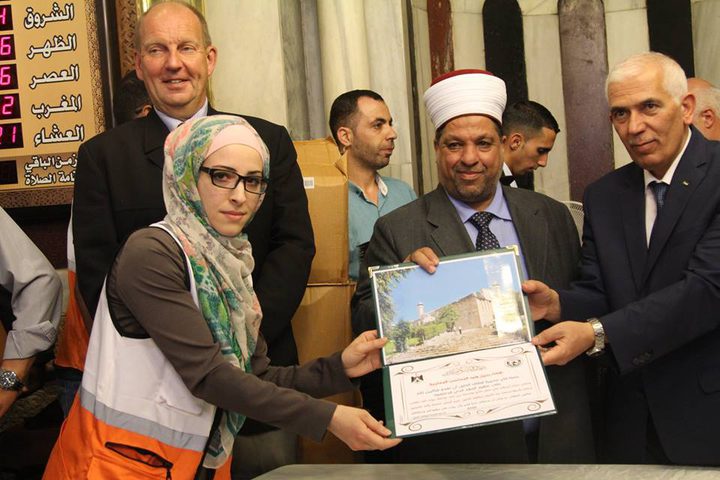 ادعيس وحميد يكرمان 1400 يتيم في بيت لحم