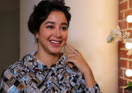 أسيل عمران تفاجئ الجميع باطلالتها البسيطة