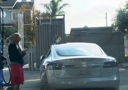 امرأة تحاول تزويد "تسلا" الكهربائية بالوقود!