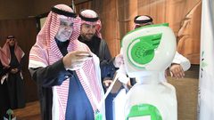 أول ربوت آلي يتسلم بطاقته الوظيفية في السعودية