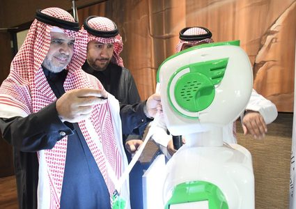 أول ربوت آلي يتسلم بطاقته الوظيفية في السعودية
