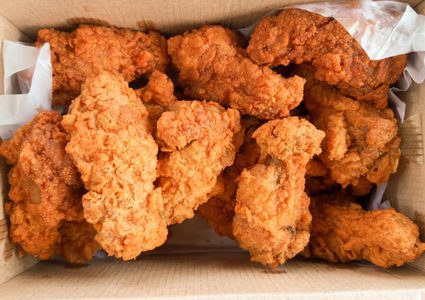 يتصل بالشرطة بسبب "دجاج كنتاكي"