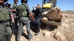 الاحتلال يصادر ويجرف أراضٍ شرق قلقيلية