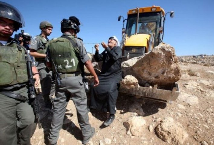 الاحتلال يصادر ويجرف أراضٍ شرق قلقيلية