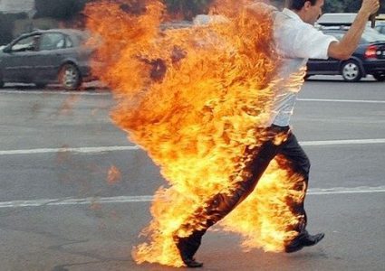 صحفي تونسي يضرم النار في جسده على طريقة البوعزيزي
