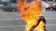 صحفي تونسي يضرم النار في جسده على طريقة البوعزيزي