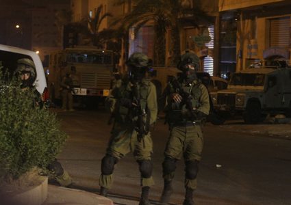 الاحتلال يعتقل 13 مواطنا