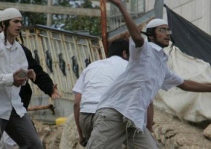 مستوطنون يهدمون أجزاء من مركز الصمود والتحدي في تل الرميدة