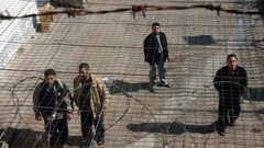 أسرى "حوارة" يرجعون وجبات الطعام