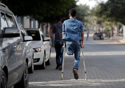 "العكاكيز" تختصر حكاية مصابي مسيرات العودة