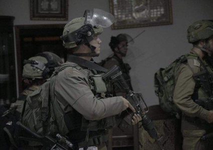 فجراً.. اعتقالات في الضفة تطال شقيق شهيد وسرقة أموال