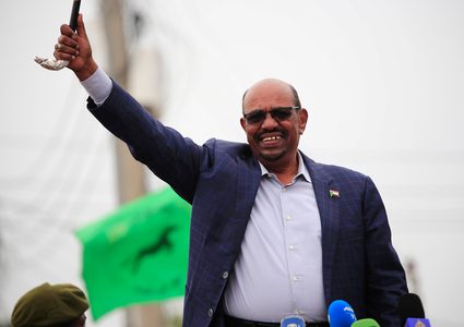 البشير يتوعد "الخونة".. ويجدد وعد "التنمية"