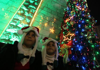 مسيحيون يحضرون صلاة في الكنيسة اللاتينية بغزة